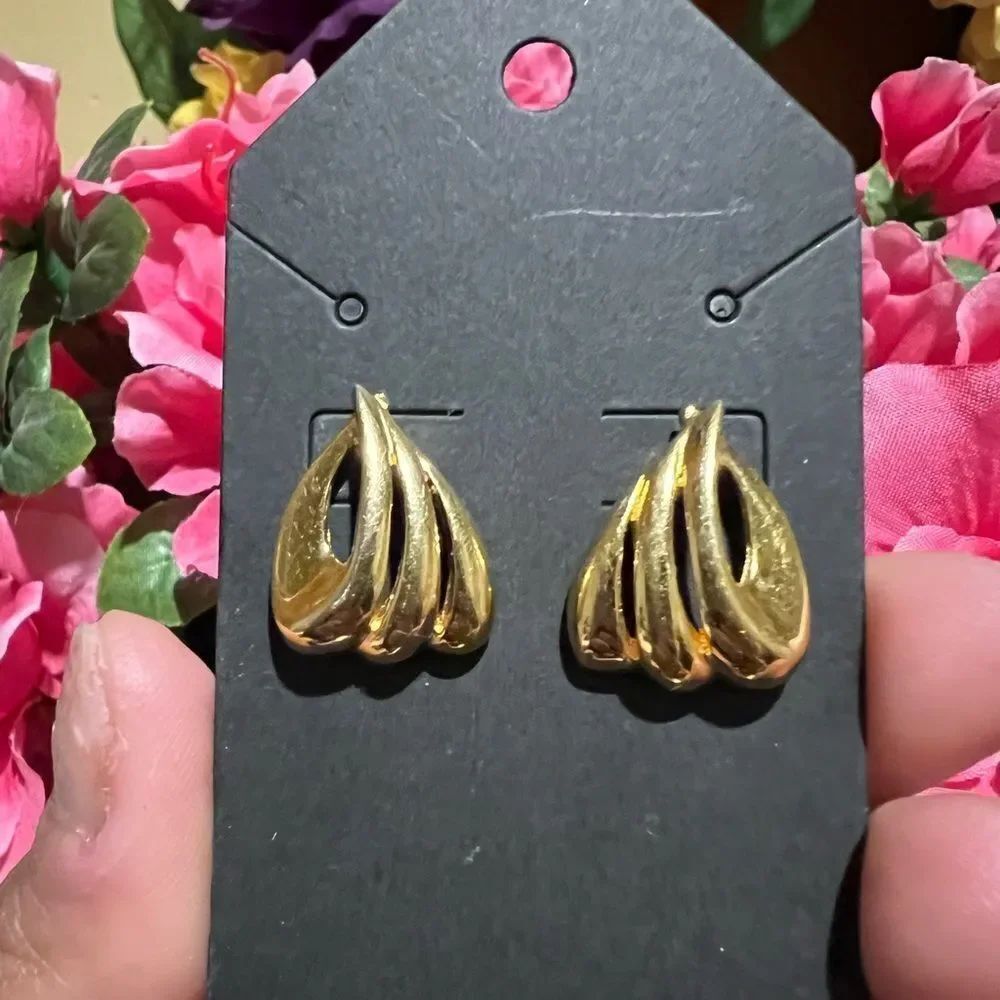 Vintage Monet Gold Tone Earrings